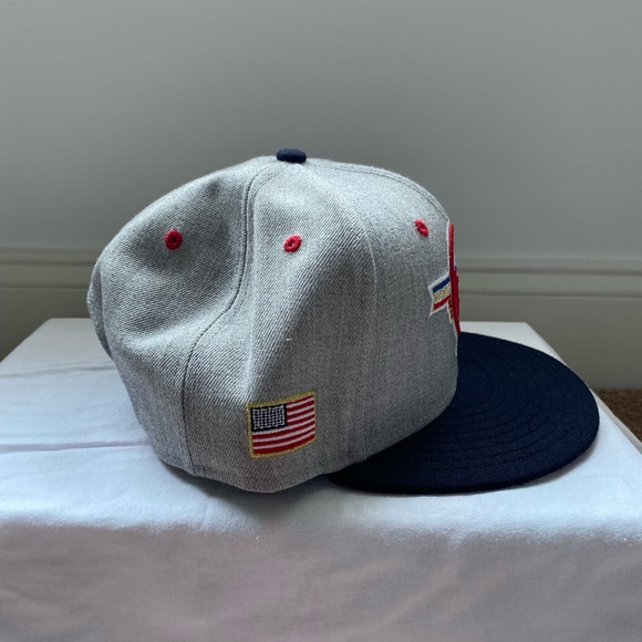 New York Yankees New Era Cooperstown snap back hat. Grey with blue bill. - Picture 2 of 4